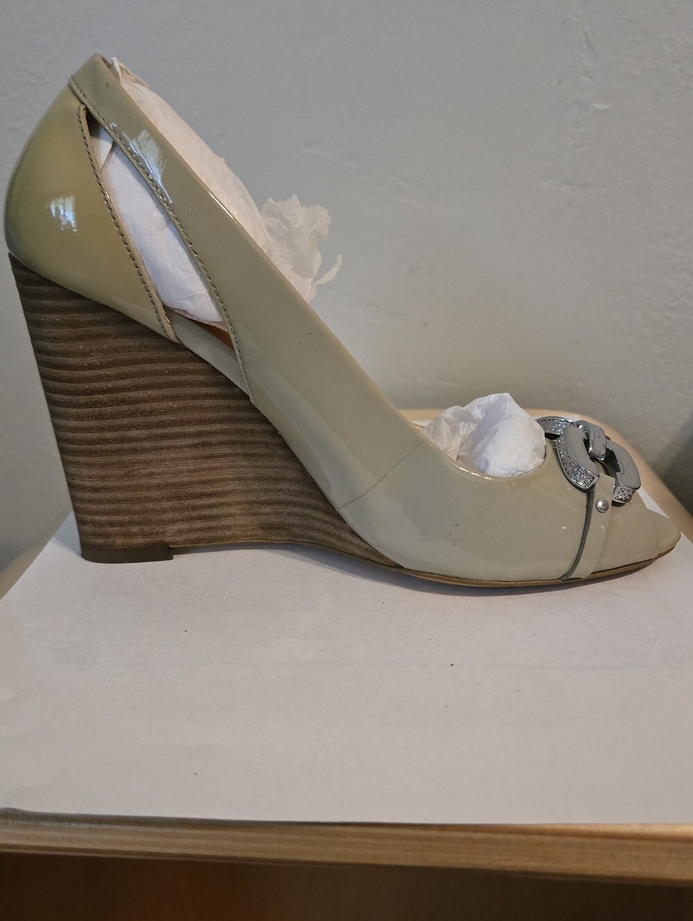 Vintage Coach Beige Patent Leather Peep-Toe Pumps with Silver Accent 6s - Picture 5 of 11